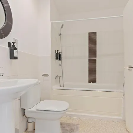 Spacious And Comfy 3 Bedroom House In Centre