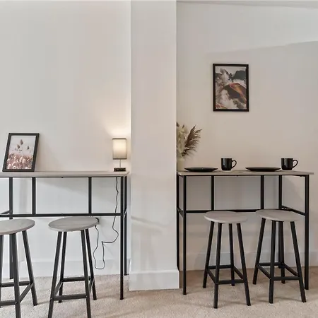 Apartment Spacious And Comfy 3 Bedroom House In Centre