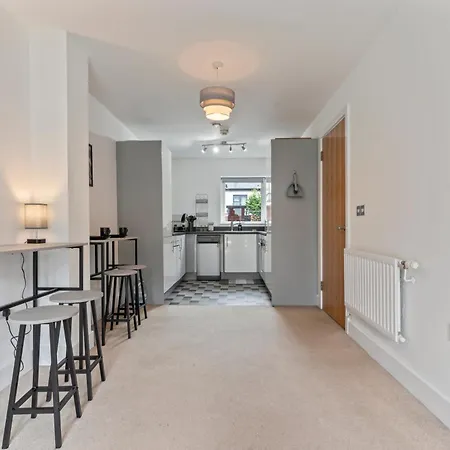 Apartment Spacious And Comfy 3 Bedroom House In Centre *