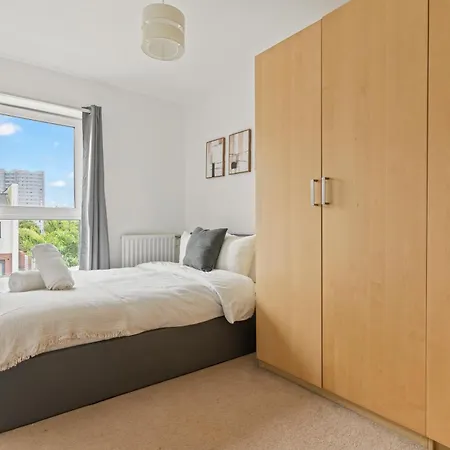 Apartment Spacious And Comfy 3 Bedroom House In Centre