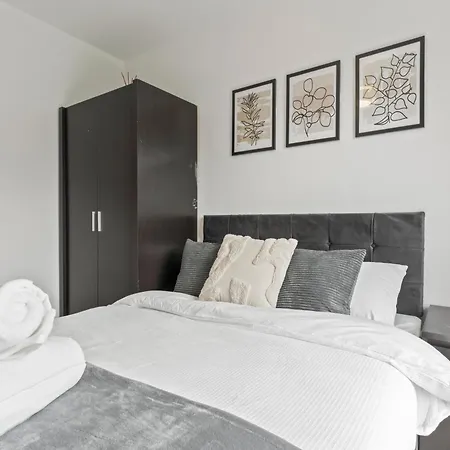Spacious And Comfy 3 Bedroom House In Centre Apartment *