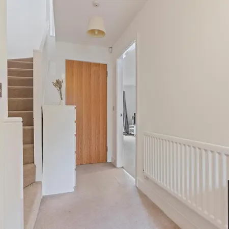 Spacious And Comfy 3 Bedroom House In Centre