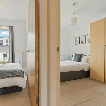 Spacious And Comfy 3 Bedroom House In Centre Apartment *
