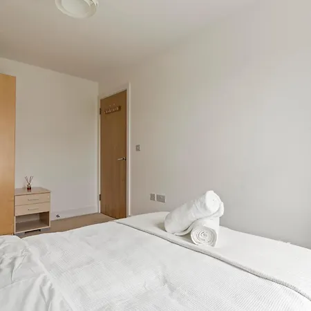 Spacious And Comfy 3 Bedroom House In Centre *