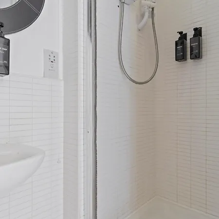 Spacious And Comfy 3 Bedroom House In Centre Apartment